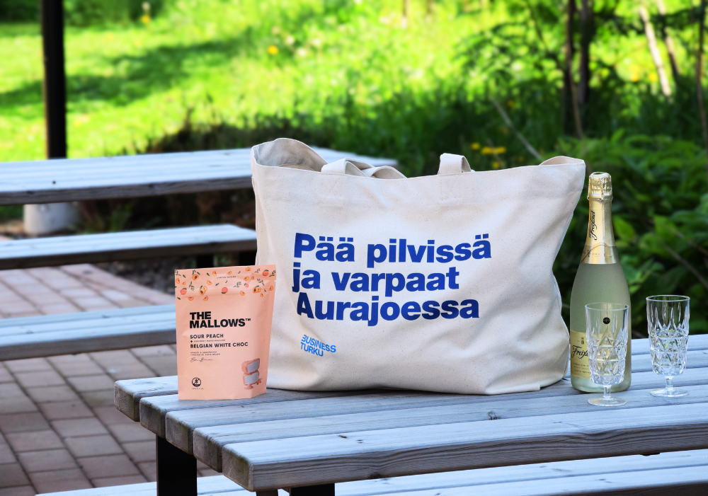 Valkoinen kangaskassi omalla painatuksella on uniikki lahja.